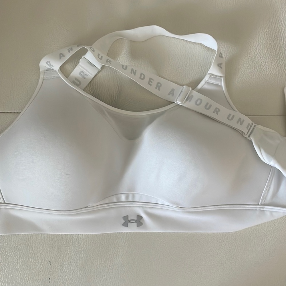 Under armor sports bra. High impact size medium brand new! Worn Once.